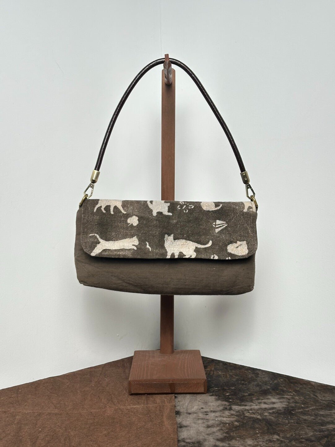 Gray Plant - Dyed Shoulder Bag, Baguette Style – “Cats in All Their Ways” - Made by Frey